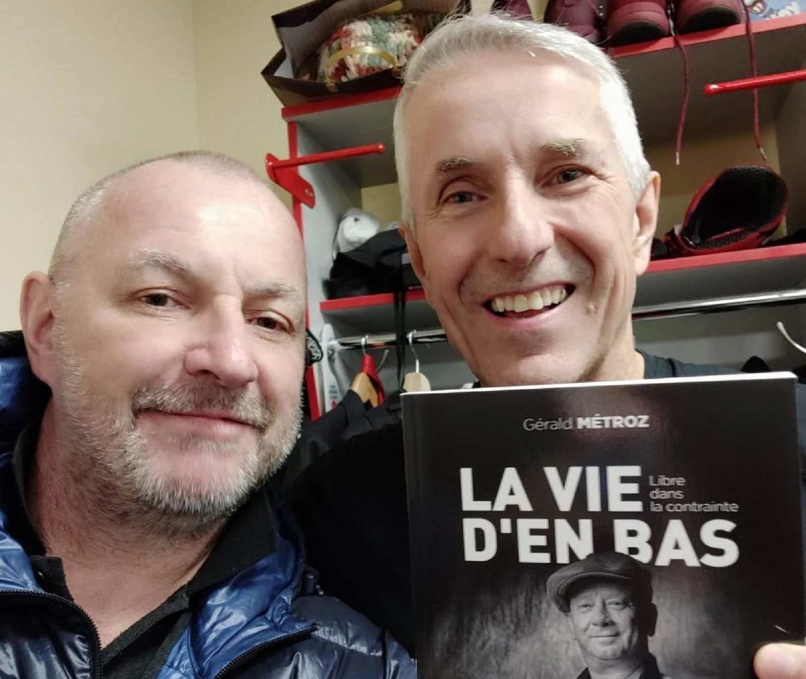 Болельщик «Авангарда» из Швейцарии, известный под именем PH McDarby, и канадский тренер Боб Хартли. Фото: личный архив