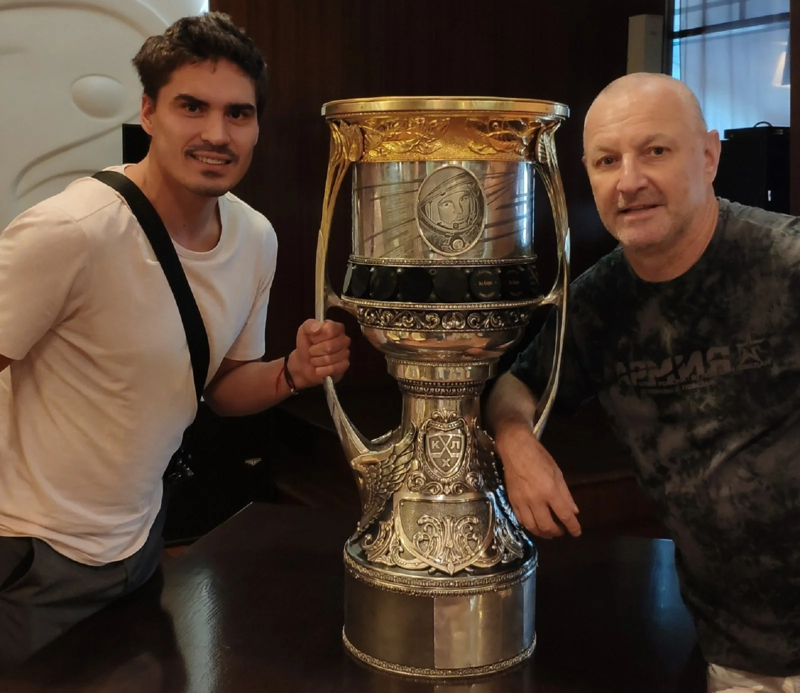 Болельщик «Авангарда» из Швейцарии, известный под именем PH McDarby, и нападающий омского клуба Наиль Якупов. Фото: личный архив