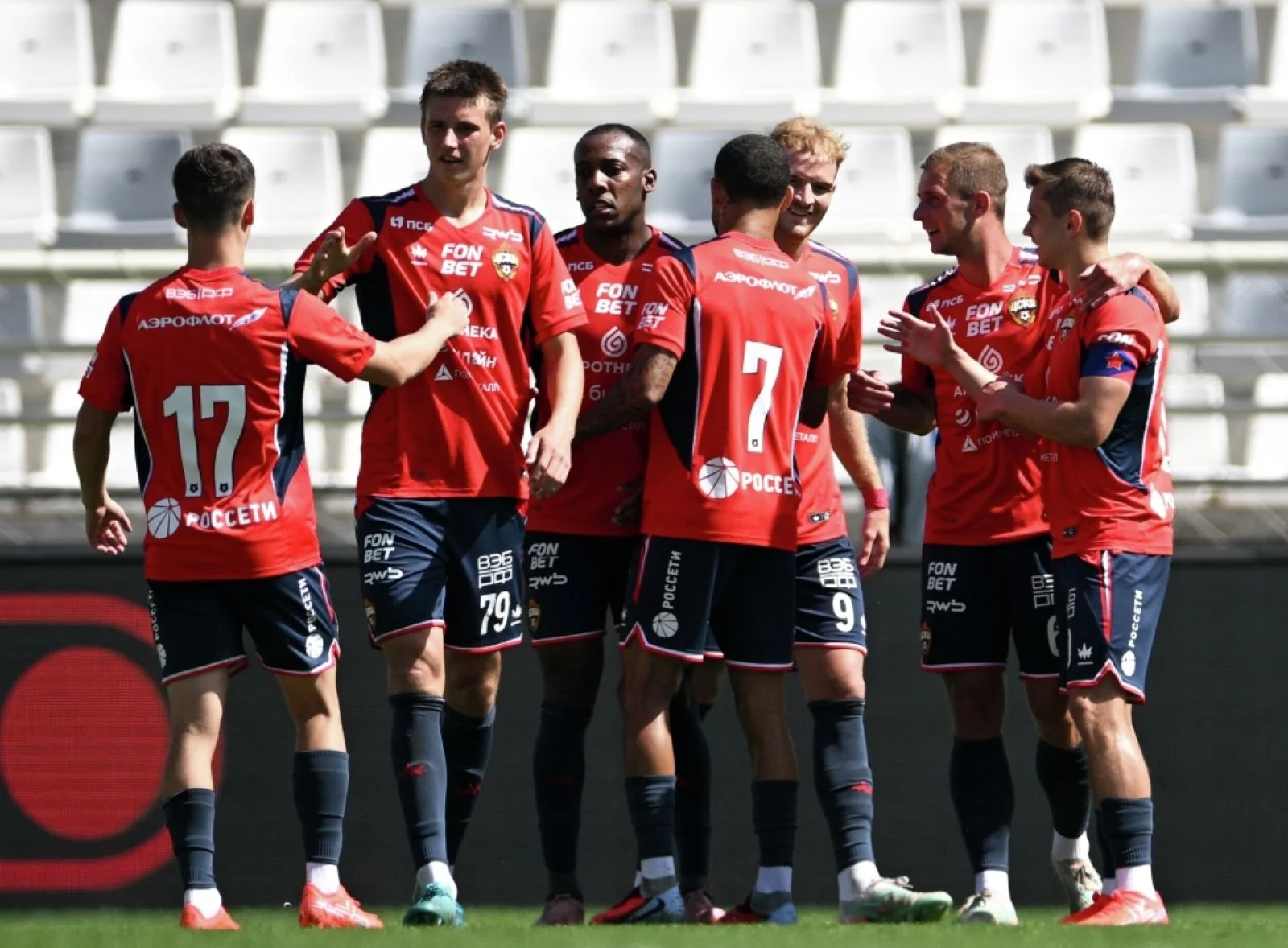 Игроки ЦСКА радуются забитому мячу в матче WINLINE Зимнего кубка РПЛ по футболу в Абу-Даби. Фото: Алексей Филиппов / РИА Новости