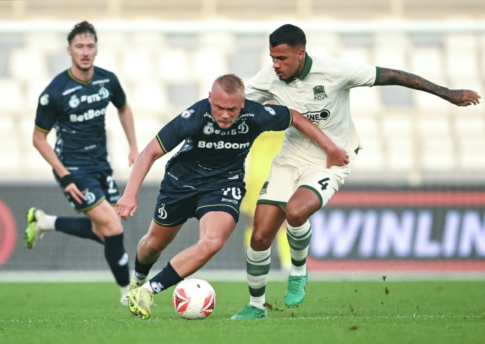 Антон Миранчук («Динамо»), Константин Тюкавин («Динамо») и Диего Коста («Краснодар») в матче WINLINE Зимнего кубка РПЛ по футболу в Абу-Даби. Фото: Алексей Филиппов / РИА Новости