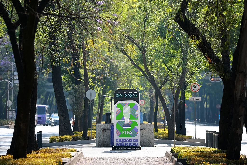 Часы в Мехико, отсчитывающие время до старта ЧМ-2026 (Héctor Vivas/Getty Images)