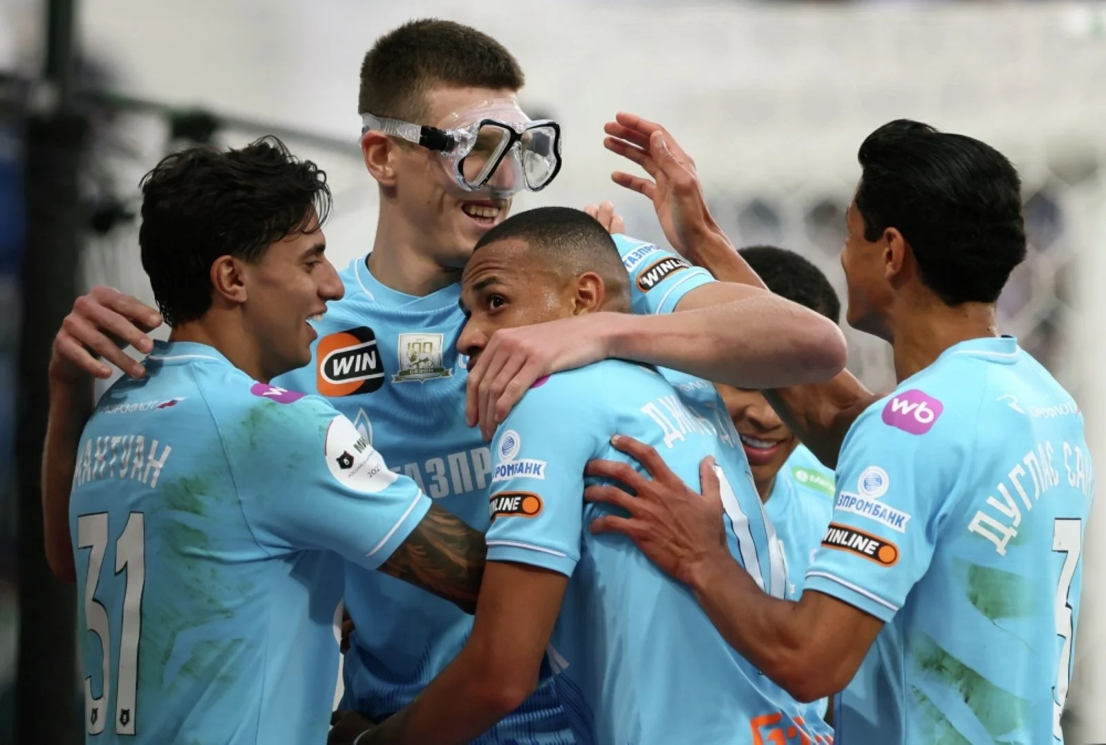 Густаво Мантуан («Зенит»), автор гола Александр Соболев («Зенит»), Джон Джон («Зенит») и Дуглас Сантос («Зенит») радуются забитому мячу в матче 21-го тура Российской Премьер-Лиги (РПЛ) в Санкт-Петербурге со «Спартаком». Фото: Михаил Киреев / РИА Новости