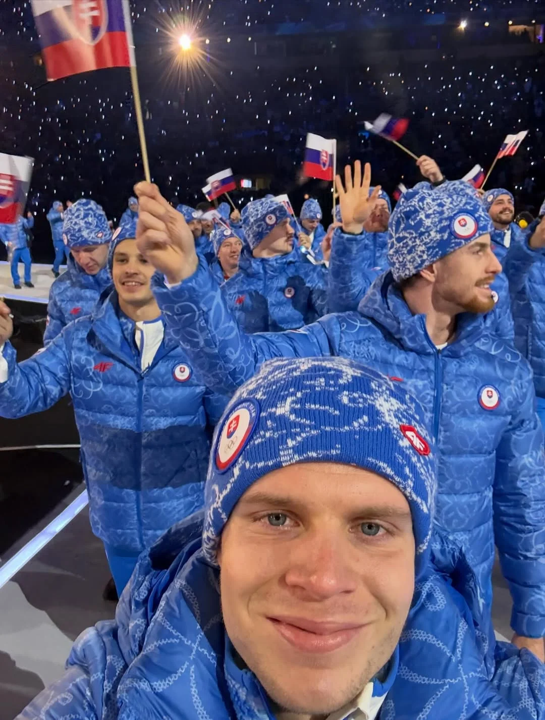 Адам Лишка в составе делегации Словакии на открытии Олимпиады-2026. Фото: соцсети