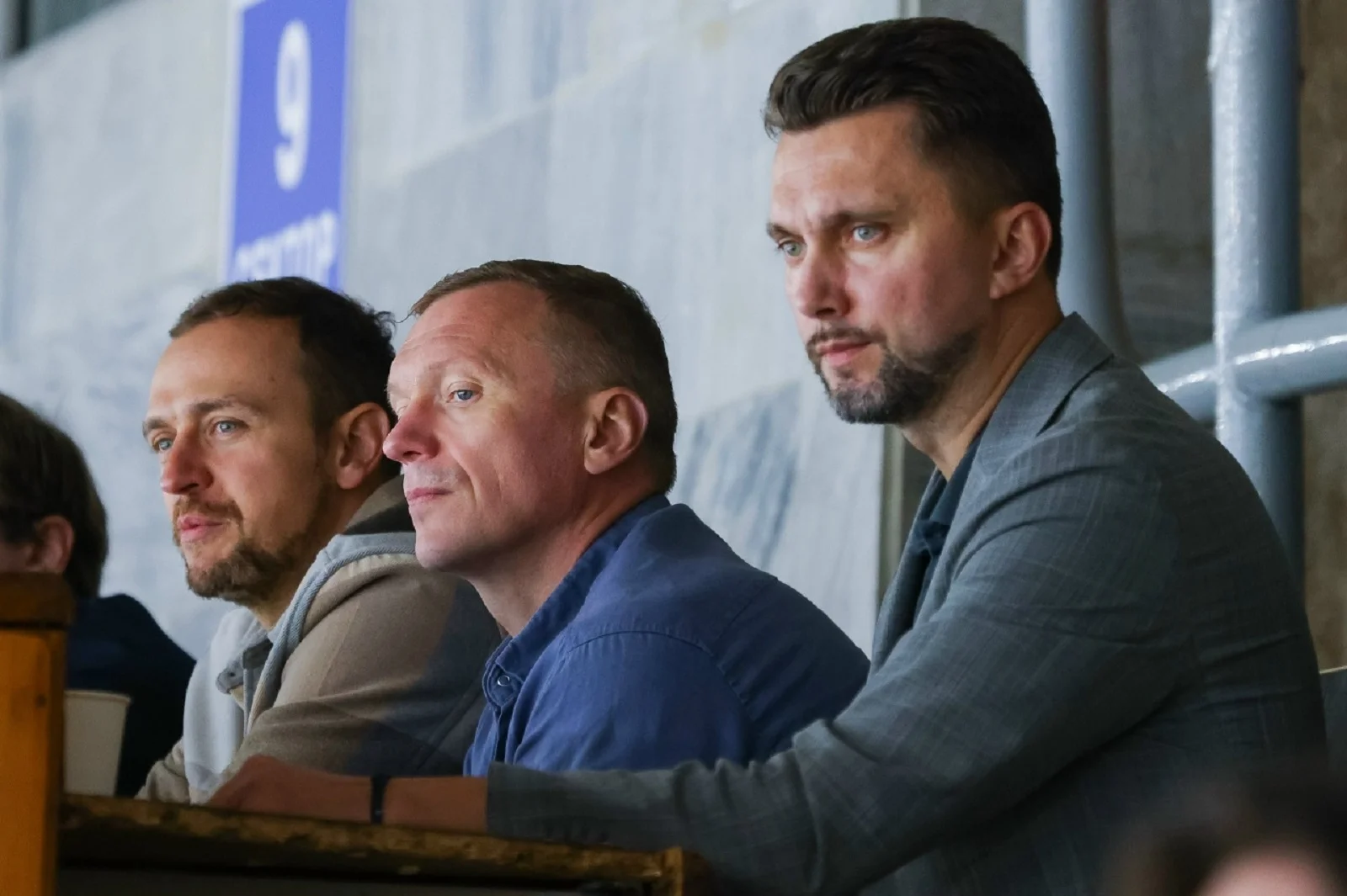 Генеральный директор «Торпедо» Евгений Забуга (справа) вместе с главным тренером команды Алексеем Исаковым (в центре). Фото: hctorpedo.ru